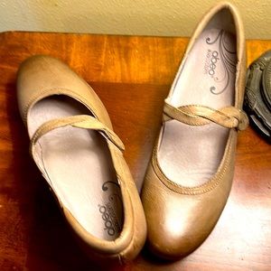 Comfortable tan mary Jane style shoe EUC